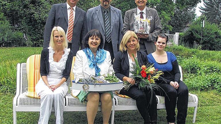 Abschied und Neubeginn: Die Bürgermeister der Mitgliedsgemeinden der Julius-Spital-Stiftung, (von links) Matthias Liebst, Martin Link und Eberhard Streit, verabschiedeten &bdquo;Nothelferin&ldquo; Ebba-Karina Sander (Zweite von links) und begrüßten als neue Heimleiterin Petra Bonfig (rechts daneben) sowie die beiden Pflegedienstleiterinnen Christiane Niedermeier (links) und Simone Kiefl (rechts).