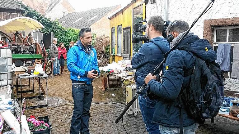 APRIL: Ein Team des Privatsenders RTL 2 dreht für die Sendung „Trödeltrupp“ in Duttenbrunn. Dort hat eine Frau von ihren Eltern ein Haus geerbt, das so vermüllt ist, dass sie es kaum alleine ausräumen kann. Um Hilfe zu bekommen, hat sie sich ans Fernsehen gewandt. Das Entrümpeln übernehmen junge Leute, die Arbeiten werden von einem Kamerateam begleitet. Später wird das Ganze auf RTL 2 ausgestrahlt. APRIL: Ein Team des Privatsenders RTL 2 dreht für die Sendung „Trödeltrupp“ in Duttenbrunn. Dort hat eine Frau von ihren Eltern ein Haus geerbt, das so vermüllt ist, dass sie es kaum alleine ausräumen kann. Um Hilfe zu bekommen, hat sie sich ans Fernsehen gewandt. Das Entrümpeln übernehmen junge Leute, die Arbeiten werden von einem Kamerateam begleitet. Später wird das Ganze auf RTL 2 ausgestrahlt.