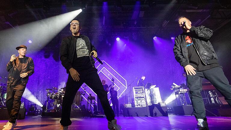 Michi Beck, Thomas D und Smudo (von links), Mitglieder der deutschen Hip-Hop-Gruppe Die Fantastischen Vier, stehen beim Auftaktkonzert der 'Captain Fantastic'-Tour in Würzburg auf der Bühne.&nbsp;