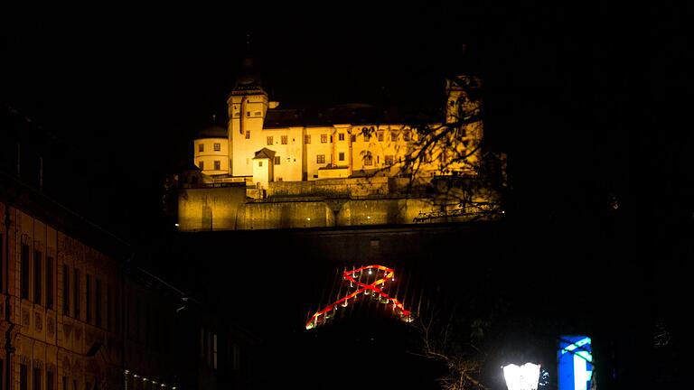 Eine riesige Aidsschleife leuchtet wird an diesem Dienstag wieder in den Weinbergen unterhalb der Festung Marienberg leuchten. Die Schleife erinnert an den Welt-Aids-Tag, an dem jedes Jahr am 1. Dezember über die Immunschwächekrankheit aufgeklärt wird.