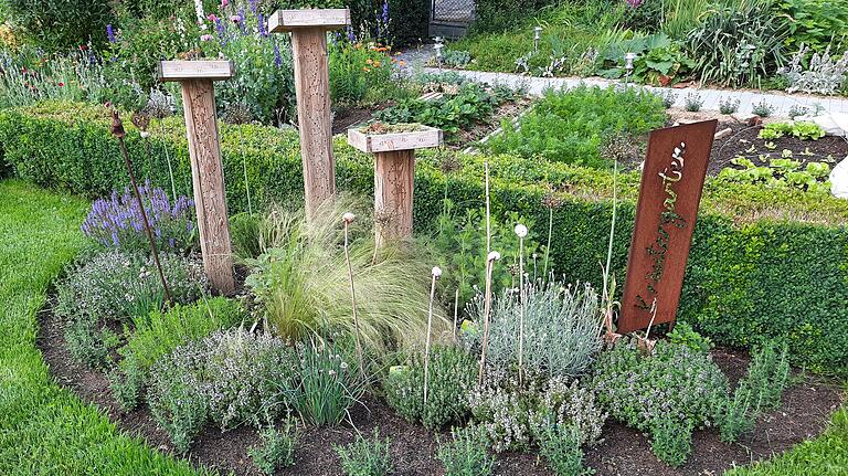 Auch im umweltgerechten Garten hat der Buchs seine Berechtigung, solange es (im Hintergrund) auch Kräuter- und Gemüsebeete sowie (vorne) bienenfreundliche und übers Jahr gestaffelte Blüher gibt.