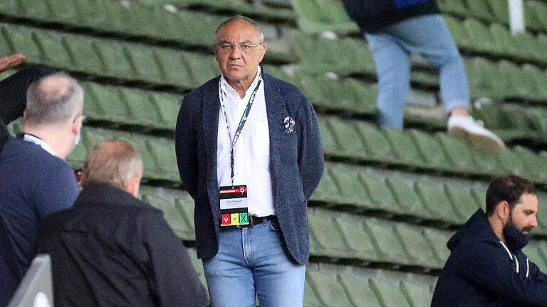 v.li.: Chef Felix Magath (Flyeralarm Global Soccer) auf der Tribüne