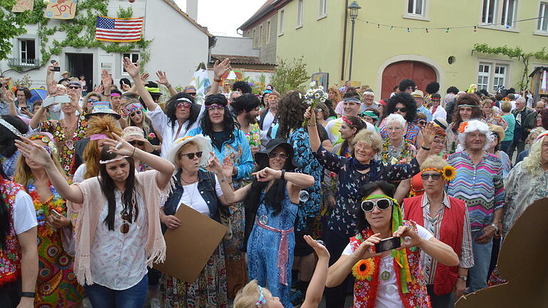 Gute Stimmung herrschte 2017 in Rödelsee, als die Rödelseer die Radio-Charivari-Wette gewannen und ihren Ort in ein' Little Woodstock' verwandelten. Gute Stimmung herrschte 2017 in Rödelsee, als die Rödelseer die Radio-Charivari-Wette gewannen und ihren Ort in ein' Little Woodstock' verwandelten. 