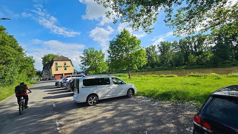 Sollen in Sommerhausen unter den Pappeln am Main Anwohnerparkplätze für den Altort manifestiert werden? Der Marktgemeinderrat will die Idee weiterverfolgen.