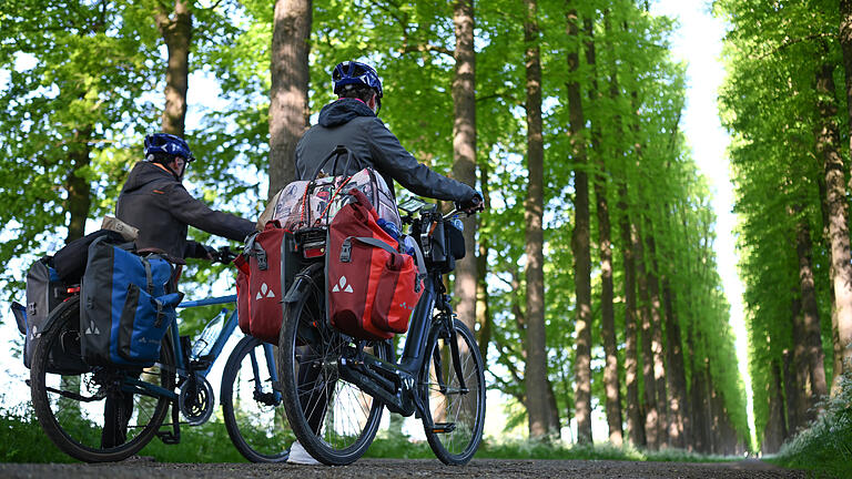 Fahrradreise: So packe ich richtig.jpeg       -  Nicht nur das Fahrrad, sondern auch man selbst sollte gut ausgestattet sein, wenn man sich auf eine Fahrradreise von München bis an den Gardasee begibt.