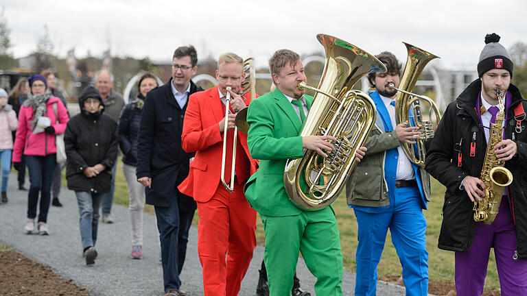 Baustellenfest auf dem zukünftigen Gelände der Landesgartenschau Würzburg 2018       -  Die Band Erpfenbrass führte die Besucher mit Blasmusik über das zukünftige Gelände der Landesgartenschau 2018.