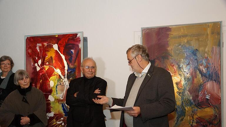 Höfling-Neffe Peter Angelmaier und Jürgen Wolf eröffnen die Gedächtnisausstellung, im Hintergrund die '24 Mutmaßungen'. Foto:Arkadius Guzy       -  Höfling-Neffe Peter Angelmaier und Jürgen Wolf eröffnen die Gedächtnisausstellung, im Hintergrund die '24 Mutmaßungen'. Foto:Arkadius Guzy