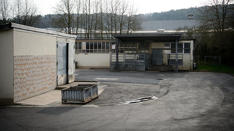 Schlachthof Tauberbischofsheim - Der Betrieb in Tauberbischofsheim war im Februar geschlossen worden. Nachdem er unter strengen Auflagen wieder eröffnen durfte, wurde er nun erneut gesperrt. Schlachthof Tauberbischofsheim - Der Betrieb in Tauberbischofsheim war im Februar geschlossen worden. Nachdem er unter strengen Auflagen wieder eröffnen durfte, wurde er nun erneut gesperrt.