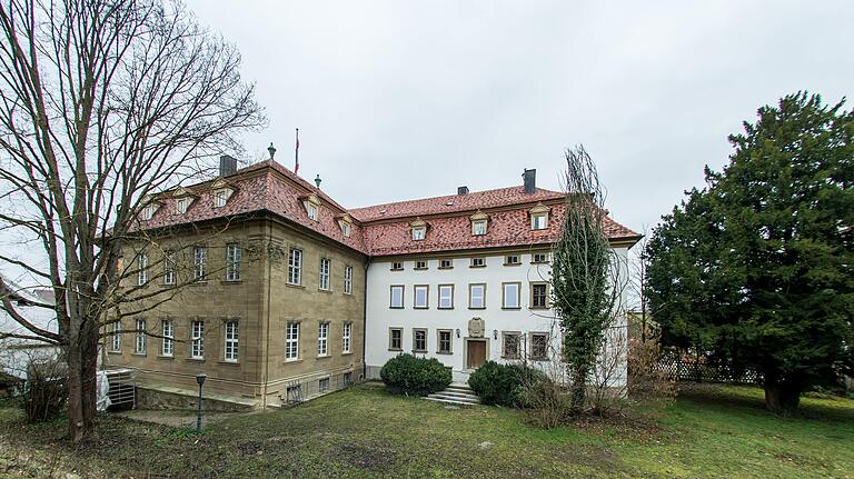 Vielfältiges Leben soll in Obbacher Schloss Einzug halten: Der alte Teil bleibt Privat-Wohnsitz, im neuen Teil (Balthasar Neumann-Anbau) sollen Seminarräume und Mietbüros für Firmen entstehen, die zum Konzept ökologischer Landbau am Schlossgut passen.