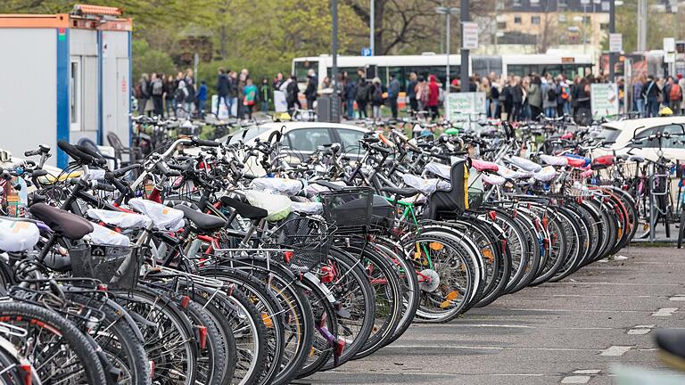 Beliebtes Verkehrsmittel: Fahrräder am Würzburger Hauptbahnhof.