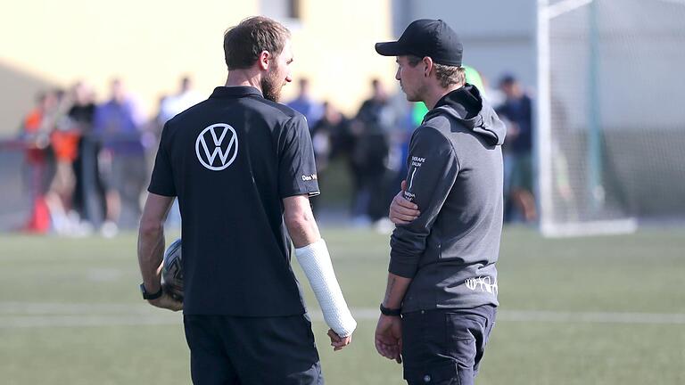 Wird im Sander Spiel schmerzlich vermisst: Kapitän André Karmann (links, im Gespräch mit Trainer Matthias Strätz).