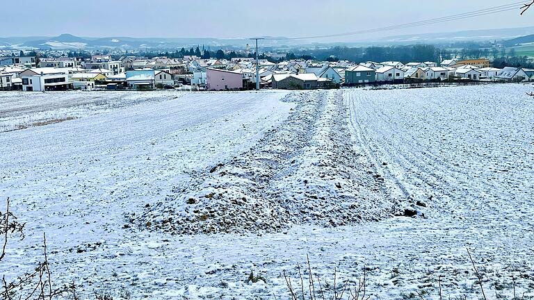 All diese Erdhügel auf einem Acker bei Haßfurt müssen wieder weg: Das hat das Landratsamt Haßberge der Redaktion mitgeteilt. All diese Erdhügel auf einem Acker bei Haßfurt müssen wieder weg: Das hat das Landratsamt Haßberge der Redaktion mitgeteilt.
