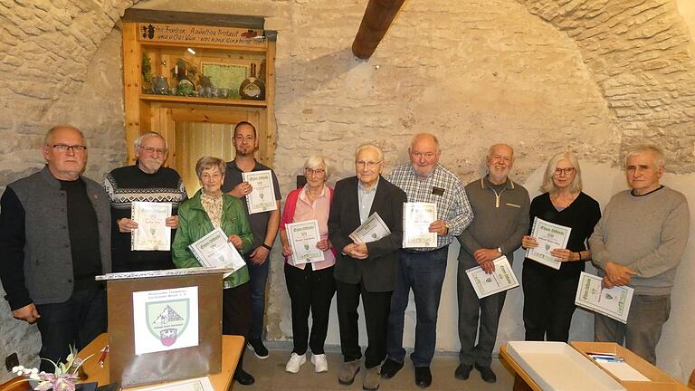 Im Bild: 1. Vors. Bernd Ehrlitzer gratulierte Lothar Otte, Elisabeth Wenzel, der Soldatenkameradschaft Gochsheim (alle 40 Jahre), Renate Schickram, Helmut Siefritz (beide 25 Jahre), Erich Waldherr (15), Hans-Joachim Muck, Hiltrud Baier-Götz und Roland Seubert (alle 10 Jahre).