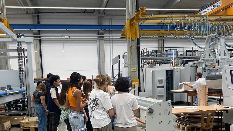 Florian Göpfert führt eine Gruppe von Schülerinnen und Schüler durch den Betrieb der Göpfert Maschinen GmbH. Florian Göpfert führt eine Gruppe von Schülerinnen und Schüler durch den Betrieb der Göpfert Maschinen GmbH.