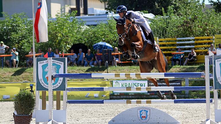 Der Sieger im Stilspringen S* - dem alljährlichen Highlight der Maingau Classics in Grafenrheinfeld: Lokalmatador Maximilian Ertz vom RFV Grafenrheinfeld auf Vendetta 16.