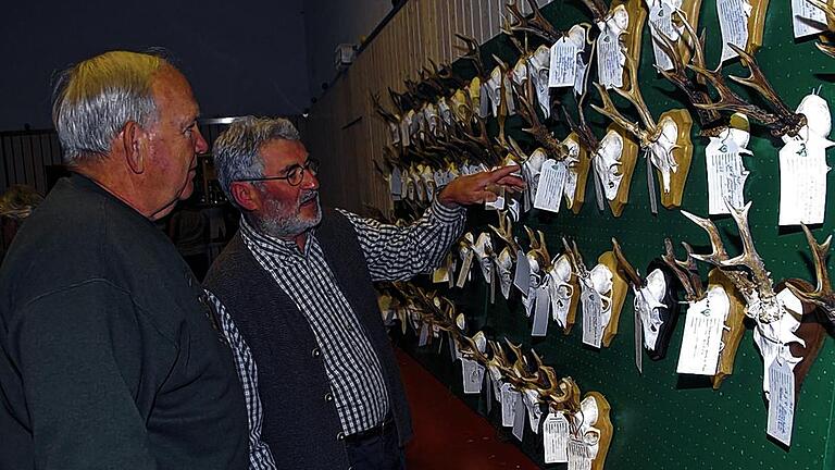 Hegeschau in Hundsbach: Unter der Leitung der Unteren Jagdbehörde des Landratsamtes Main-Spessart stand die Hegeschau der Kreisgruppe Karlstadt des Bayerischen Jagdschutz- und Jägerverbandes in der Mehrzweckhalle in Hundsbach. Hegeschau in Hundsbach: Unter der Leitung der Unteren Jagdbehörde des Landratsamtes Main-Spessart stand die Hegeschau der Kreisgruppe Karlstadt des Bayerischen Jagdschutz- und Jägerverbandes in der Mehrzweckhalle in Hundsbach.