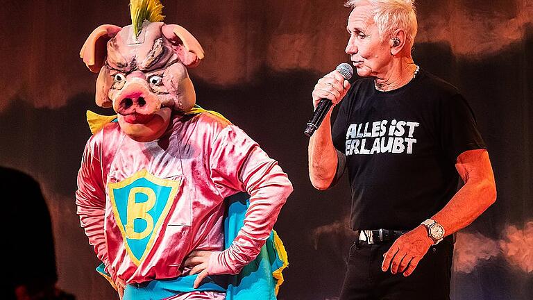 EAV-Sänger Klaus Eberhartinger und ein „Schweinderl“. EAV-Sänger Klaus Eberhartinger und ein „Schweinderl“.
