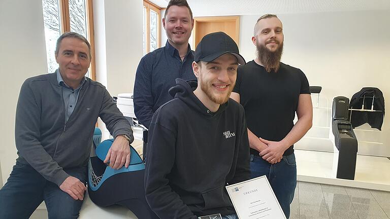 Paul Neruda ist prüfungsbester Technischer Modellbauer in Mainfranken. Auf dem Foto (von links) Ausbilder Holger Irmscher, Ausbildungsleiter Steffen Gernert. IHK-Preisträger Paul Neruda und Ausbilder Maximilian Fuchs.&nbsp;