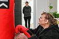 Boxt sich trotz ihrer schweren Behinderung durchs Leben: Victoria Vogt in ihrer Würzburger Wohngemeinschaft.