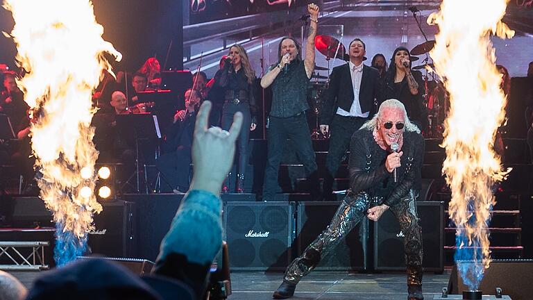 Spektakuläre Rockshow: Twisted-Sister-Sänger Dee Snider heizte 2023 dem Würzburger Publikum bei Rock meets Classic mächtig ein. Spektakuläre Rockshow: Twisted-Sister-Sänger Dee Snider heizte 2023 dem Würzburger Publikum bei Rock meets Classic mächtig ein.