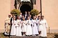 Sechs Mädchen und sieben Buben aus Sondernau, Weisbach und Unterelsbach feierten gemeinsam in der Pfarrkirche St. Petrus in Weisbach ihre Erstkommunion. Begleitet wurden Sie dabei von Pfarrer Hubert Grütz und Gemeindereferentin Corinna Zipprich.