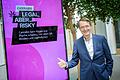 Karl Lauterbach.jpeg       -  Karl Lauterbach vor einem Plakat einer Aufklärungskampagne zu den Gefahren von Cannabis.