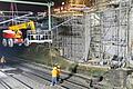 Auftakt des Abbruchs der Brücke Rottendorfer Straße. Die Hebebühne wurde für vorbereitende Arbeiten über dem Gleisbett eingehoben.