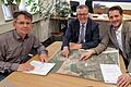 Zu einer Stippvisite ins Veitshöchheimer Rathaus kam dieser Tage der CSU-Stimmkreisabgeordnete im Bayerischen Landtag, Björn Jungbauer (rechts), um Bürgermeister Jürgen Götz und seinem Tiefbauingenieur Jürgen Hardecker (links) die Förder-Botschaft zu verkünden.
