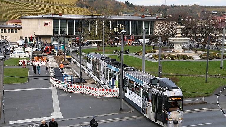 Viel Platz am Bahnhof: Der Vorplatz ohne Pavillons.