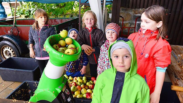 Filkes Apfelfest ist auch immer ein Kinderfest. Ganz aktiv dabei waren diese Mädchen und Buben (von links) Anna Bach aus Hendungen, Elias Lörzer (Filke), Clara Zirk (Stockheim), Lotta Marie Wallnus, Merle Wallnus (beide aus Mellrichstadt) sowie Jannik Trabert (Strahlungen). Filkes Apfelfest ist auch immer ein Kinderfest. Ganz aktiv dabei waren diese Mädchen und Buben (von links) Anna Bach aus Hendungen, Elias Lörzer (Filke), Clara Zirk (Stockheim), Lotta Marie Wallnus, Merle Wallnus (beide aus Mellrichstadt) sowie Jannik Trabert (Strahlungen).