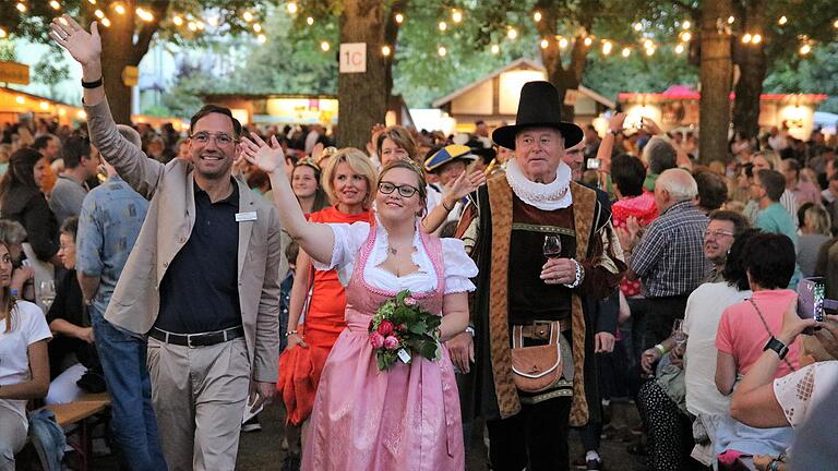 Festleiter Marco Maiberger, Weinprinzessin Katharina Schmitt und Ratsherr Werner Burger (vorne von links) führten am Freitagabend den Tross der Ehrengäste und des Weinadels beim Einmarsch auf das Weinfestgelände an. Festleiter Marco Maiberger, Weinprinzessin Katharina Schmitt und Ratsherr Werner Burger (vorne von links) führten am Freitagabend den Tross der Ehrengäste und des Weinadels beim Einmarsch auf das Weinfestgelände an.