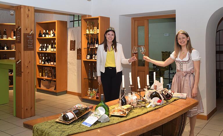 Frankens Weinkönigin Carolin Meyer (links) und Rödelsees Weinprinzessin Damaris Heß stießen auf die Eröffnung der neuen Vinfothek im Schloss Crailsheim an. Frankens Weinkönigin Carolin Meyer (links) und Rödelsees Weinprinzessin Damaris Heß stießen auf die Eröffnung der neuen Vinfothek im Schloss Crailsheim an.