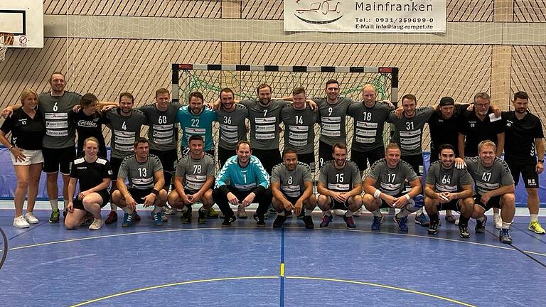 Das Team der Rimparer Oldies mit Max Brustmann (oben, Fünfter von links), Ex-Kapitän Stefan Schmitt (oben, Siebter von links) und Ex-Trainer Matthias Obinger (oben rechts). Das Team der Rimparer Oldies mit Max Brustmann (oben, Fünfter von links), Ex-Kapitän Stefan Schmitt (oben, Siebter von links) und Ex-Trainer Matthias Obinger (oben rechts).