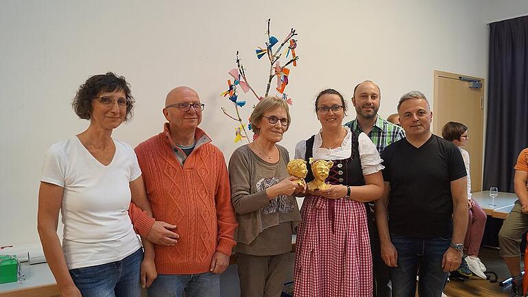 Barbara Behr (Partnerschaftskomitee Dingolshausen) Dominique Fablet, Mauricette Canu (beide Komitee Equemauville) überreichten an die Leiterin des Kindergartens, Danielsa Weißenberger zwei Statuen. Weiterhin mit im Bild Markus Schreiner (Komitee Dingolshausen) und Bürgermeister Lothar Zachmann.