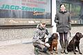 Das 'Jagd-Zentrum Spessart' in Marktheidenfeld öffnet an diesem Freitag seine Türen. Betrieben wird es von Timo Hudalla (hier mit Jagdhund Buddy) und Stefanie Wehr (mit Hündin Zelma).