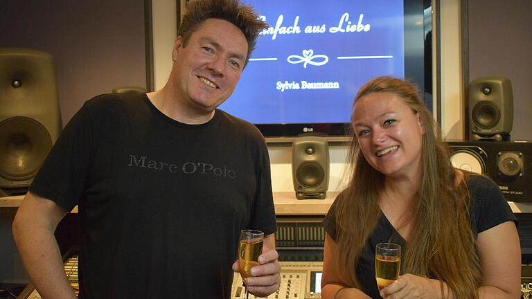 Mit Thomas Hemming vom Studio 'Soundhouse 7' in Igersheim stößt Sylvia Baumann auf den Abschluss der Aufnahmen zu ihrem neuen Album an. Mit Thomas Hemming vom Studio 'Soundhouse 7' in Igersheim stößt Sylvia Baumann auf den Abschluss der Aufnahmen zu ihrem neuen Album an.