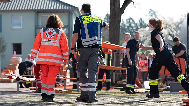 Im März bauten Hilfskräfte des Bayerischen Roten Kreuzes, des Technischen Hilfswerks und von Feuerwehren des Landkreises die Spessarttorhalle in Lohr zur Notunterkunft für ukrainische Geflüchtete um (Archivfoto). Ab Anfang Juli soll sie wieder als Sporthalle genutzt werden. Im März bauten Hilfskräfte des Bayerischen Roten Kreuzes, des Technischen Hilfswerks und von Feuerwehren des Landkreises die Spessarttorhalle in Lohr zur Notunterkunft für ukrainische Geflüchtete um (Archivfoto). Ab Anfang Juli soll sie wieder als Sporthalle genutzt werden.