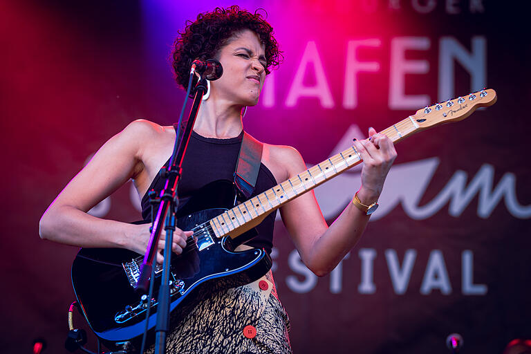 Erkundet musikalisch die portugiesisch-sprachige Welt: Singer-Songwriterin Aline Frazão - nach 2016 jetzt wieder beim Hafensommer. Erkundet musikalisch die portugiesisch-sprachige Welt: Singer-Songwriterin Aline Frazão - nach 2016 jetzt wieder beim Hafensommer.