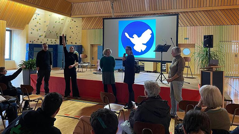 Klaus Ratzek, Birgit Süß, Stephanie Böhm im Gespräch mit Lehrkräften und Schülerinnen.