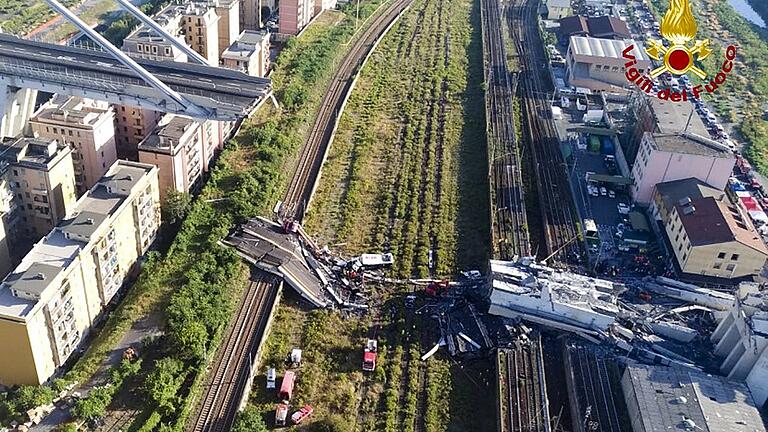 Autobahnbrücke in Genua eingestürzt       -  Zertrümmert liegt das abgestürzte Brückenstück am Boden. Das Bild haben die Retter von der Feuerwehr zur Verfügung gestellt.