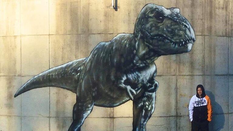 Tyrannosaurus Rex: Graffito von Jamie Paul Scanlon und Stefanie Scanlon an der Kläranlage in Hausen, gesprüht im April 2020.