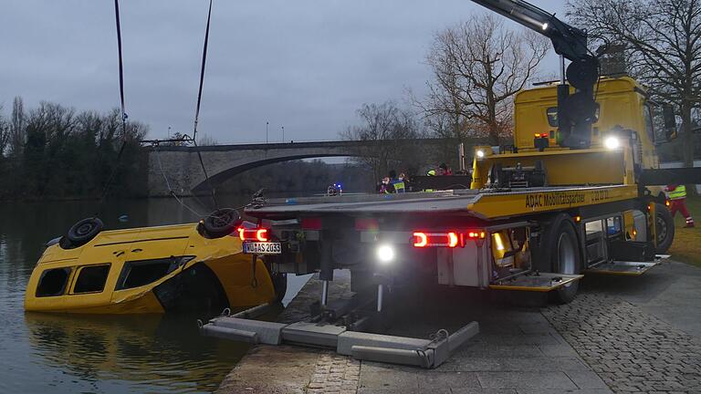 Nach rund einer Stunde hing das havarierte Fahrzeug am Haken des Bergefahrzeuges am Kitzinger Mainufer. Nach rund einer Stunde hing das havarierte Fahrzeug am Haken des Bergefahrzeuges am Kitzinger Mainufer.
