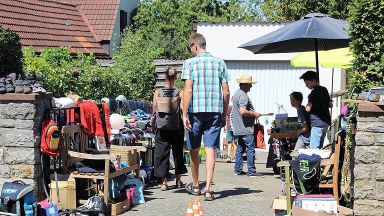 Zum zweiten Mal fanden am Sonntag in Gerolzhofen die Garten- und Hofflohmärkte statt. 60 private Anbieter machten bei herrlichem Sommerwetter mit und hatten dabei ihren Spaß. Hunderte von Menschen begaben sich auf ausgedehnte Schnäppchenjagd nach Second-Hand-Ware und Nostalgischem. Die meisten von ihnen wurden fündig.