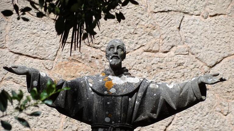 Ein bisschen ist er der Erfinder des Computers: Ramón Llull hatte auf dem Berg Randa ein Erweckungserlebnis und entwickelte anschließend eine Wahrheitsmaschine. Foto: Christoph Driessen       -  Ramon Llull hat im 13. Jahrhundert mehrere Jahre im Franziskanerkloster auf dem Puig de Randa gelebt.