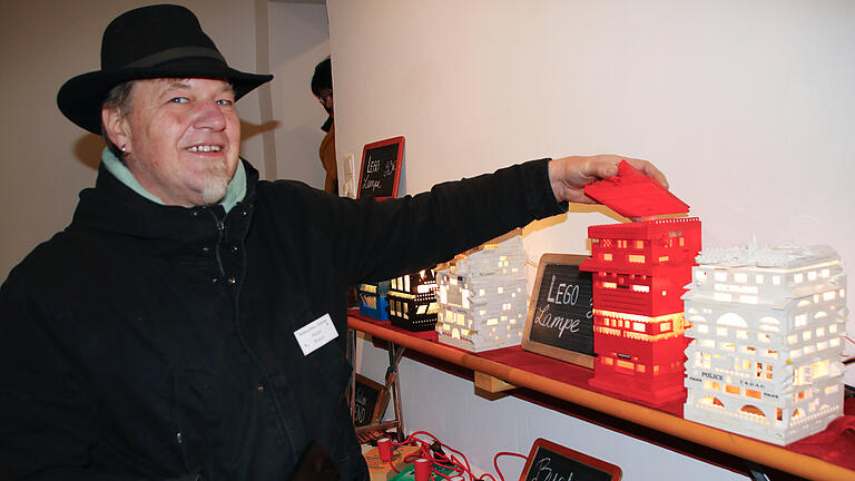 Kunsthandwerkermarkt in Münnerstadt - Peter Braun präsentiert auf dem Kunsthandwerkermarkt in Münnerstadt seine Legolampen. Kunsthandwerkermarkt in Münnerstadt - Peter Braun präsentiert auf dem Kunsthandwerkermarkt in Münnerstadt seine Legolampen.