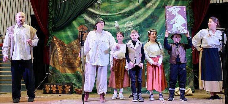 Die Grundschülerinnen und Grundschüler aus Großrinderfeld wurden als Schauspieler oder Chorsänger Teil der Inszenierung der Oper 'Hänsel und Gretel'.