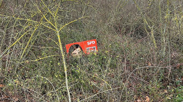 Ein abgerissenes SPD-Wahlplakat wurde ins Gebüsch geworfen. Ein abgerissenes SPD-Wahlplakat wurde ins Gebüsch geworfen.
