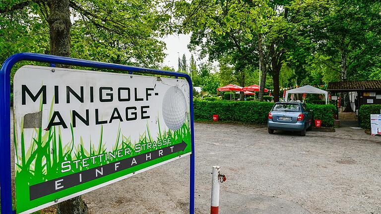 Parken statt Minigolf spielen: Die Anlage gegenüber der s.Oliver-Halle in der Stettiner Straße soll Würzburgs ersten Park &amp; Ride-Parkhaus weichen.