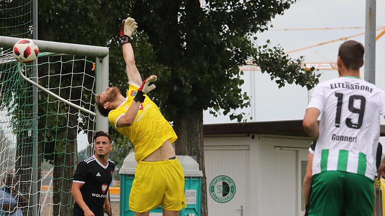 Vergeblich gestreckt: In dieser Situation kassierte der neue FC-05-Torwart Luis Zwick im Testspiel gegen Eltersdorf einen Treffer, war dabei aber ohne Abwehrchance.