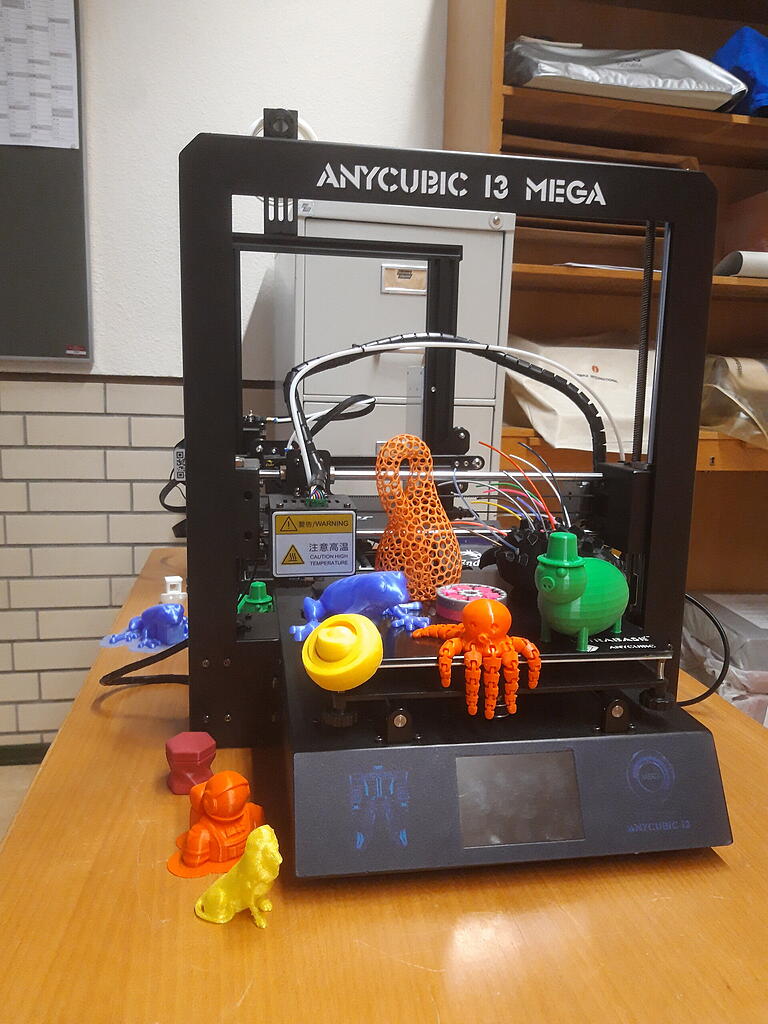 Im Technik-Unterricht an der Udo-Lindenberg-Mittelschule kommt künftig ein 3D-Drucker zum Einsatz. In einem gemeinsamen Workshop mit dem BayernLab lernten die Schüler diesen nun kennen.&nbsp;Betreut wurde der Workshop von den Referenten Ralf Endres und Fabian Hein (beide BayernLab) sowie Fachoberlehrer Manuel Wengel und Referendarin Christina Bronst.